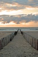 Brise-lames sur la plage de Domburg dans la soirée