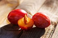 reine victoria pruimen op hout in de zon