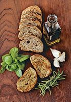 Pain, huile, romarin, basilic et ail.