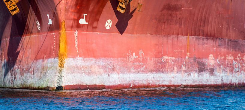 The raw harbour full of ships by scheepskijkerhavenfotografie