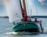 Het lemmer Skûtsje geconcentreerd bezig met de wedstrijd