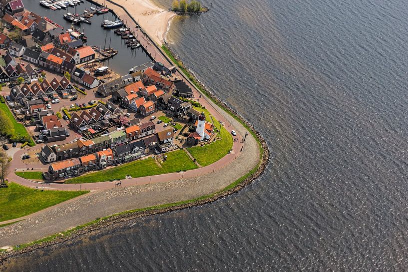 Luchtfoto van het voormalige eiland Urk aan de IJsselmeerkust van Sjoerd van der Wal Fotografie