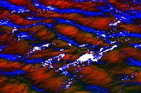 Wellen in Rot und Blau