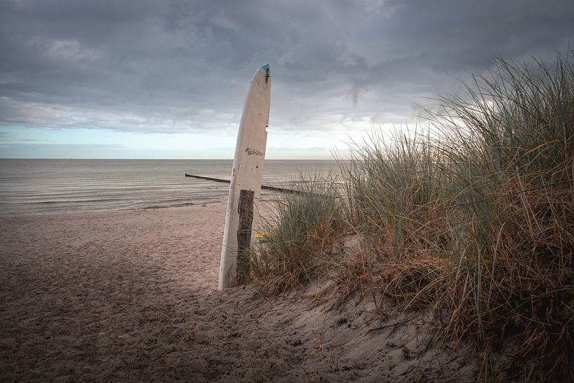 Ostseestrand mit dramatischen Wolken und Meer im Fischland Zings von Thilo Wagner