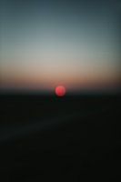 Abstrakter Sonnenaufgang mit roter Sonne