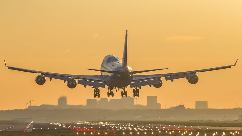 Ein KLM Boeing 747 landet auf Schiphol.  von Dennis Dieleman