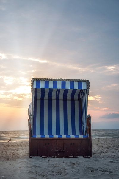 Chaise de plage sur la côte de la mer Baltique par Sergej Nickel