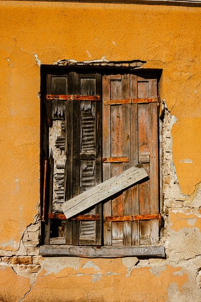 Volets Usés sur Enduit Orange – Façade Wabi-Sabi par Studio Grille-Pain – Création Photo