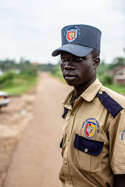 Wache auf einer unbefestigten Straße in Uganda von Eric van Nieuwland