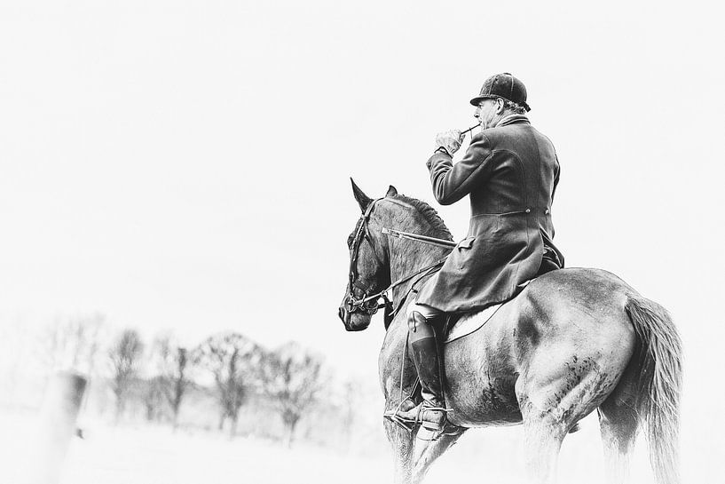 Jäger bläst auf das Rudelhorn, um den Mob zu rufen von Caroline van der Vecht