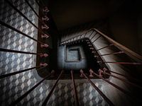 Treppe in einem Schloss, von unten fotografiert.