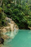 Chute d'eau avec lac vert dans la forêt tropicale de Mudal