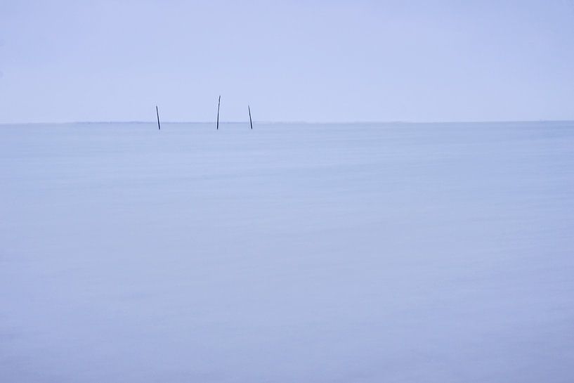 Angelruten im Meer bei Dunkelheit 2 | Blau, Langzeitbelichtung, Minimal Art, Niederlande von Merlijn Arina Photography