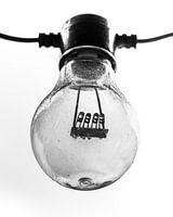 gloeilamp gefotografeerd in zwart-wit