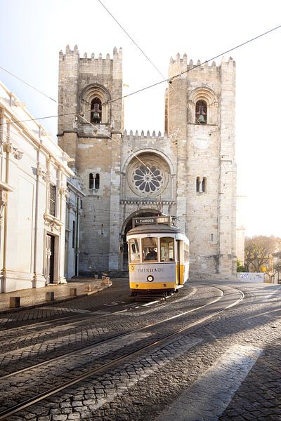 Tramway, église et vieilles ruelles à Lisbonne par Fotos by Jan Wehnert