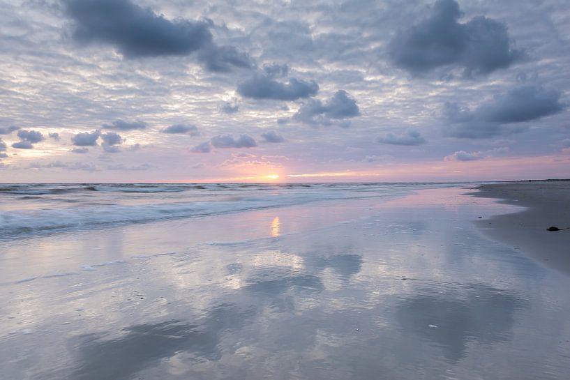 Wolken und Spiegelung am Strand von Ameland von KB Design & Photography (Karen Brouwer)
