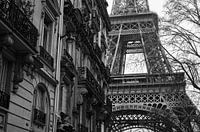 Eiffeltoren in Parijs vanuit een zijstraat in zwart wit