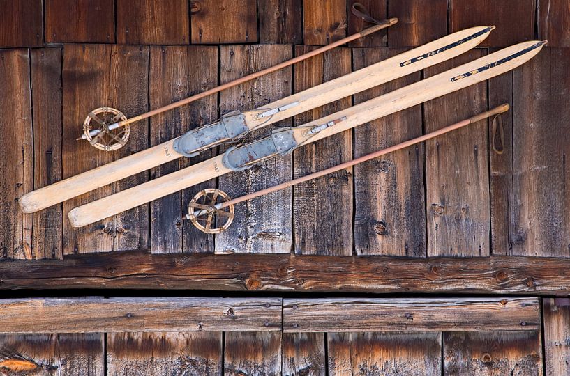 Ancienne paire de skis dans un chalet de ski en Suisse par Werner Dieterich