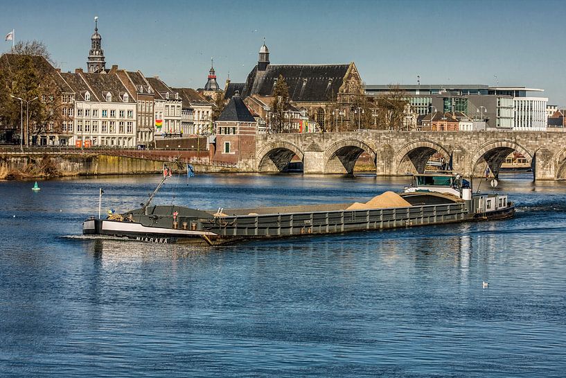Binnenvaartschip op de Maas bij Maastricht par John Kreukniet