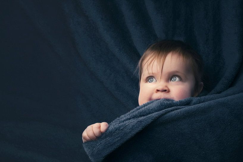 Portrait eines Kleinkindes: Funkelnde blaue Augen und himmelblaue Decke - Kinderzimmer Dekoration von Elianne van Turennout