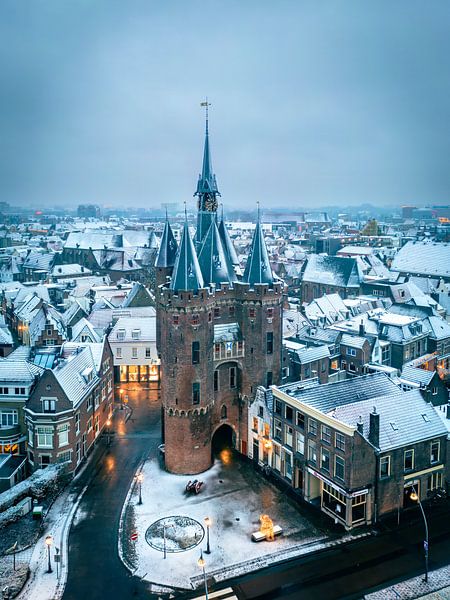 Der Sassenpoort Zwolle im Schnee von Ben van Balgoijen