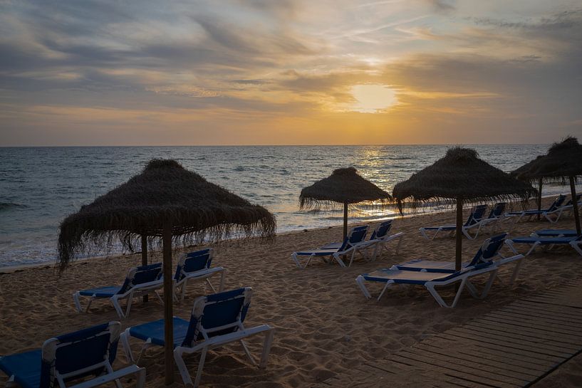 Coucher de soleil sur la plage avec chaises longues et parasols par Helga Golubew