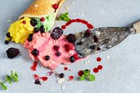 IJs in vrolijke kleuren met verfspatel - food