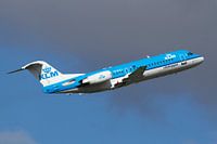 Eine Fokker 70 von KLM Cityhopper startet von Schiphol