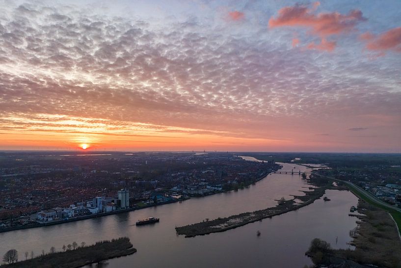 Ville de Kampen dans l'IJsseldelta, coucher de soleil printanier vu d'en haut par Sjoerd van der Wal Photographie