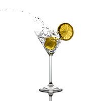 Spritzen von Flüssigkeit aus einem Martini-Glas durch einen hineingeworfenen Eiswürfel