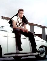 James Dean sitzt auf einem Porsche Speedster