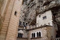 Bâtiments ecclésiastiques taillés dans le roc