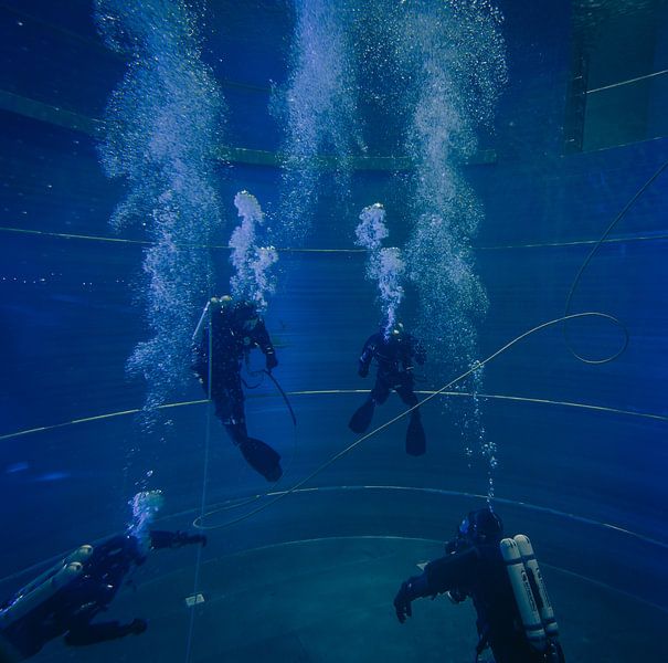 Divers in Diving Tower by Davadero Foto