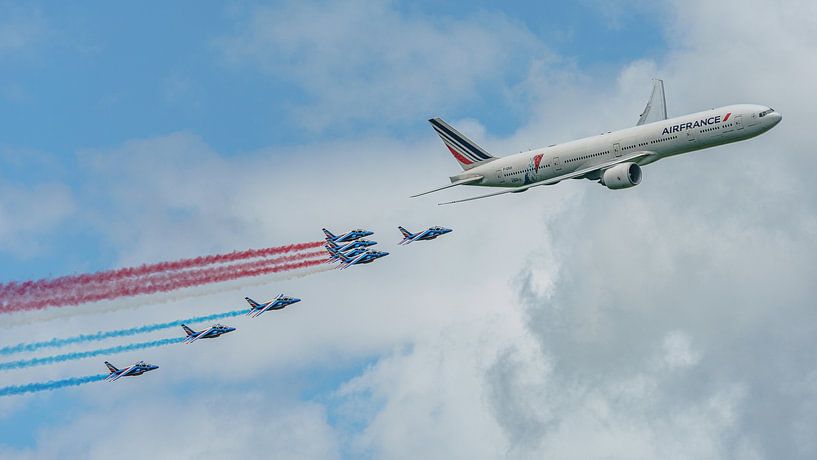 Eine Boeing 777 der Air France eröffnet zusammen mit der Patrouille de France die Flugshow von La Fe von Jaap van den Berg