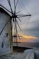 Zonsondergang bij de beroemd molens van Mykonos-stad