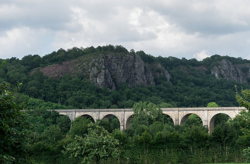 Altes Eisenbahnviadukt über einen kleinen Fluss in Frankreich von Patrick Verhoef