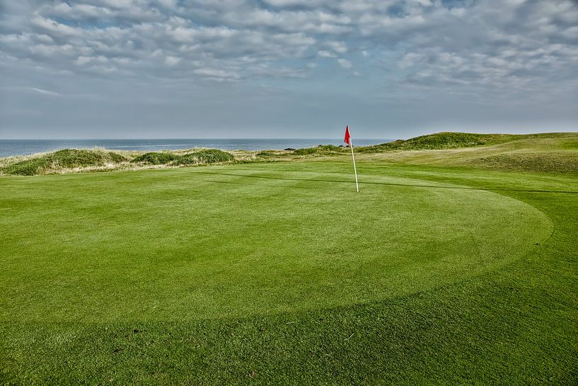 Irlands atlantischer Golfplatz am Meer. von Tjeerd Kruse