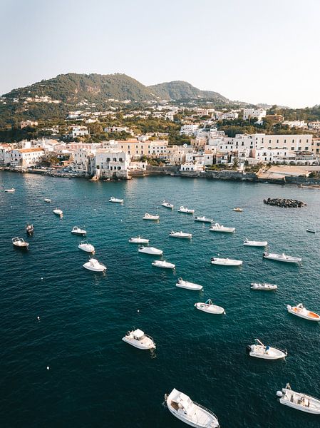 La baie d'Ischia Porto remplie de yachts (bateaux) et de bateaux au premier plan depuis les airs par Michiel Dros