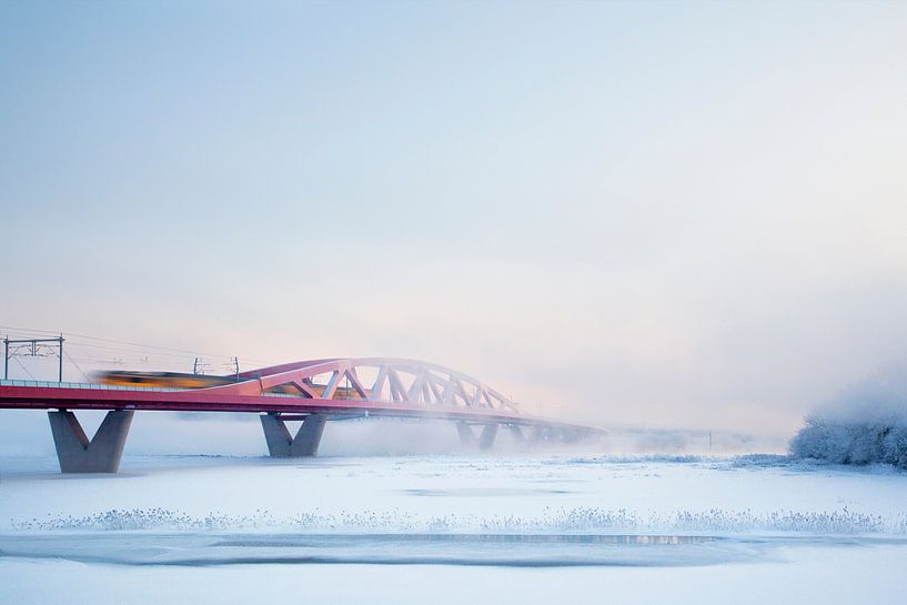 Eisenbahnbrücke im Winter von Ina Vrinssen