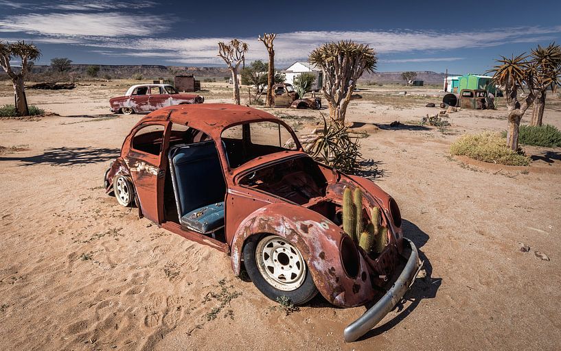 Épaves de voitures dans le désert de Namibie (Afrique). par Claudio Duarte