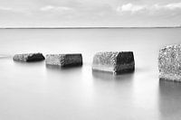 Betonblokken die de zee in lopen