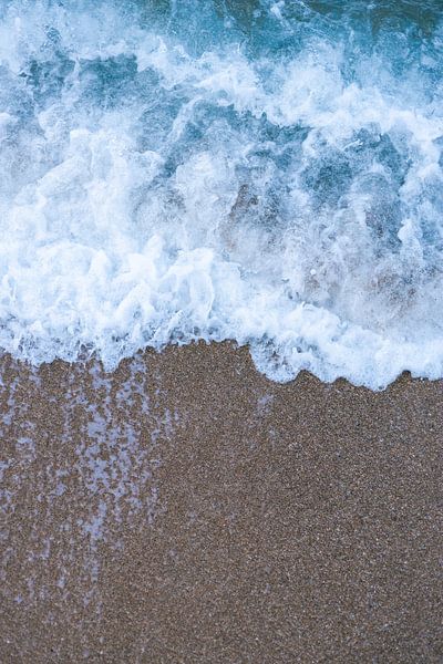 Vague turquoise sur la plage | Soleil, mer et sable | Photographie de nature et de voyage par HelloHappylife
