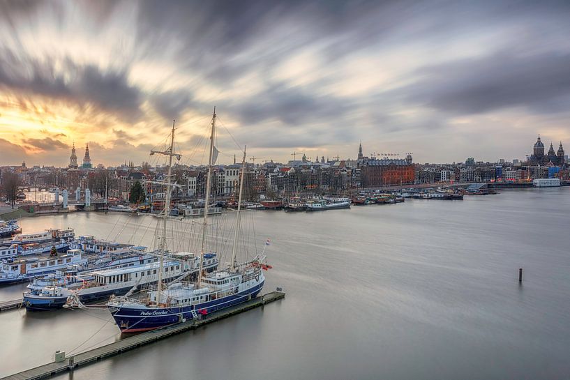 Skyline von Amsterdam während des Sonnenuntergangs von Dennisart Fotografie
