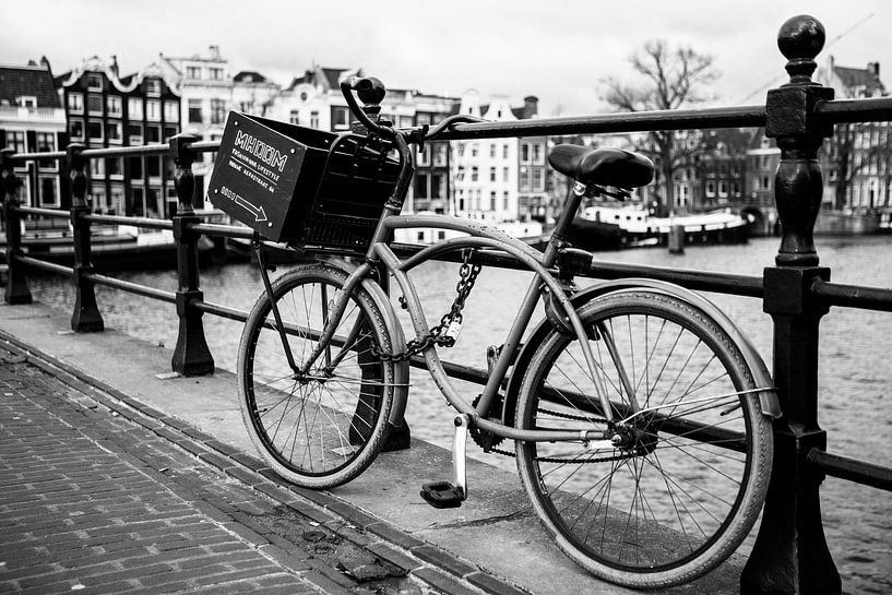 Fiets op Magere Brug by PIX STREET PHOTOGRAPHY