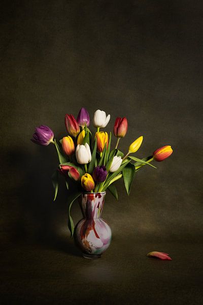 Still life with variegated tulips in a glass vase by John van de Gazelle fotografie