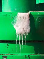 Eisbewuchs an einer grünen Boje bei Lauwersoog