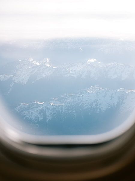 Französische Alpen aus dem Flugzeugfenster von Raisa Zwart Reisefotografiedrucke