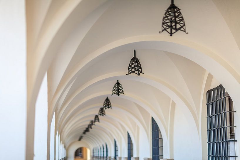 Langes Peristyl mit weißen Bögen von Yevgen Belich