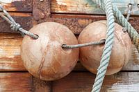 Schwimmt auf einem Boot