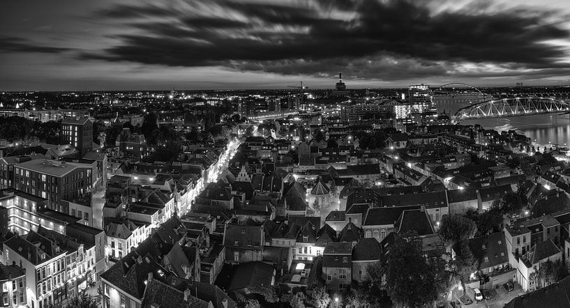Nijmegen in der Nacht (in schwarz und weiß) von Lex Schulte